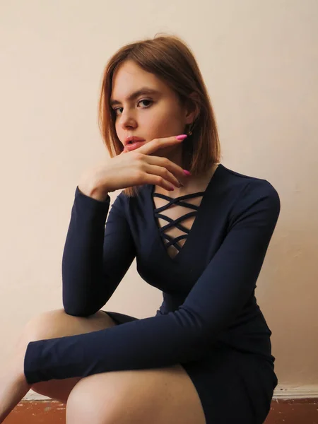 Retrato Una Atractiva Estudiante Universitaria Pelo Rojo Con Vestido Azul —  Fotos de Stock
