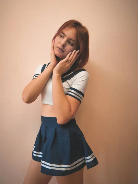 Uma Jovem Mulher Ruiva Com Uma Figura Esbelta Roupa Uma — Fotografia de Stock