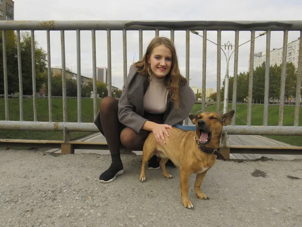 Une Jeune Femme Vêtue Manteau Gris Avec Son Chien Roux — Photo