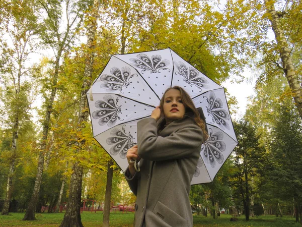 Mladá Krásná Blondýnka Šedém Vlněném Kabátě Bílým Otevřeným Deštníkem Procházce — Stock fotografie