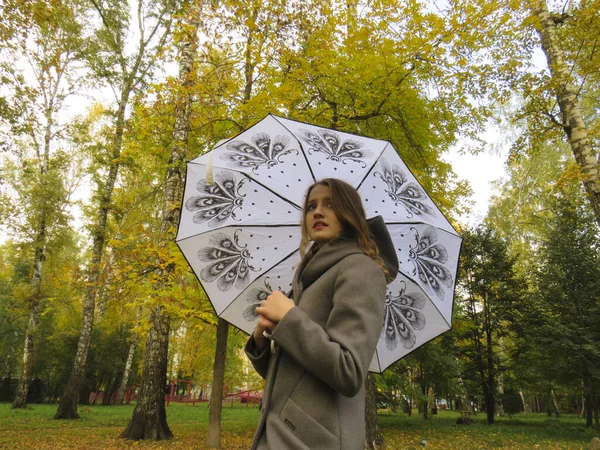 Junge Schöne Blonde Frau Grauen Wollmantel Mit Weißem Aufgeklappten Regenschirm — Stockfoto