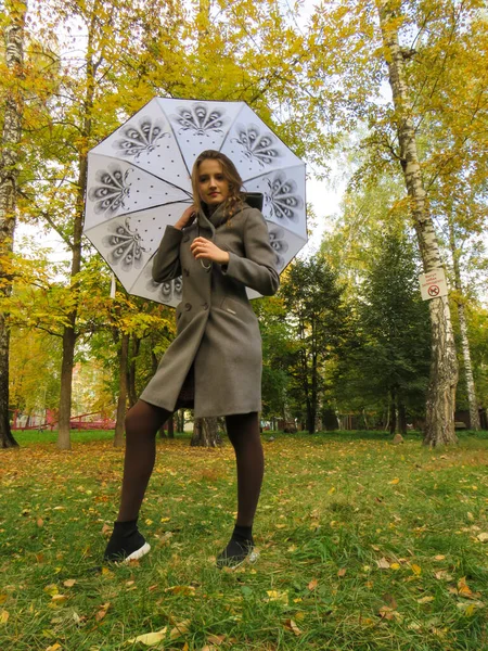 Junge Schöne Blonde Frau Grauen Wollmantel Mit Weißem Aufgeklappten Regenschirm — Stockfoto