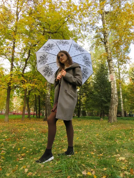 Mulher Loira Bonita Nova Casaco Cinza Com Guarda Chuva Branco — Fotografia de Stock