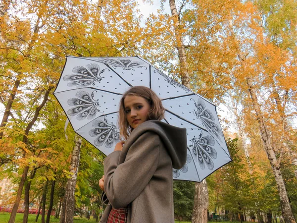 Mulher Loira Bonita Nova Casaco Cinza Com Guarda Chuva Branco — Fotografia de Stock