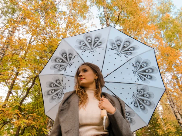 Jeune Belle Femme Blonde Manteau Laine Grise Avec Parapluie Blanc — Photo