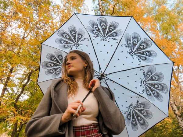 Jeune Belle Femme Blonde Manteau Laine Grise Avec Parapluie Blanc — Photo