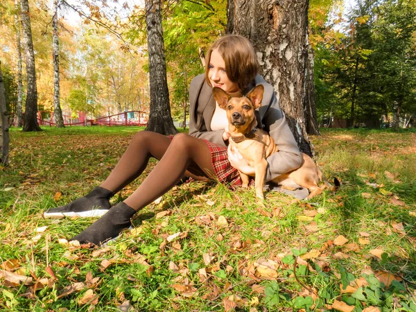 Junge Blonde Frau Mit Rothaarigem Mischling Beim Spaziergang Städtischen Herbstpark — Stockfoto