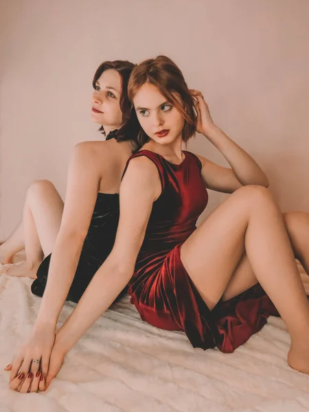 Dos Mujeres Jóvenes Esbeltas Atractivas Una Morena Una Mujer Cabello —  Fotos de Stock