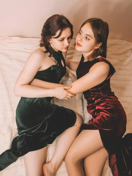 Dwie Atrakcyjne Rude Młode Szczupłe Kobiety Sukniach Wieczorowych Ramionach Leżą — Zdjęcie stockowe