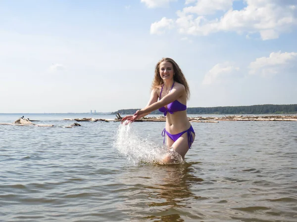 Piękna Młoda Kobieta Smukłym Atrakcyjnym Ciele Bikini Bawiąca Się Wodą — Zdjęcie stockowe