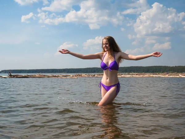 Hermosa Joven Con Cuerpo Delgado Atractivo Bikini Que Divierte Con — Foto de Stock