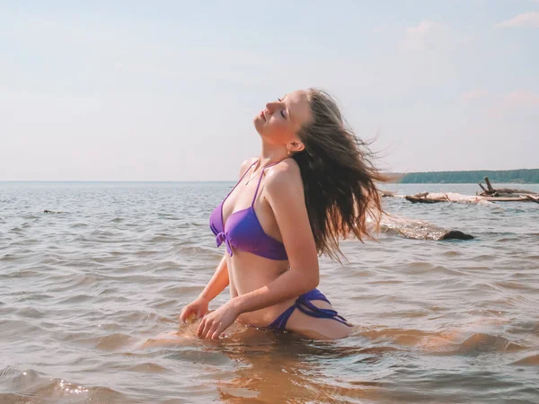 Young Woman Slender Attractive Body Purple Bikini Water Sea Beach — Stock Photo, Image