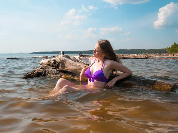 Çekici Bir Vücudu Olan Seksi Bir Kadın Plajda Güneşleniyor Kuru — Stok fotoğraf