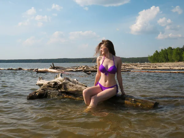 Sexig Ung Kvinna Med Attraktiv Kropp Bikini Stranden Som Solar — Stockfoto