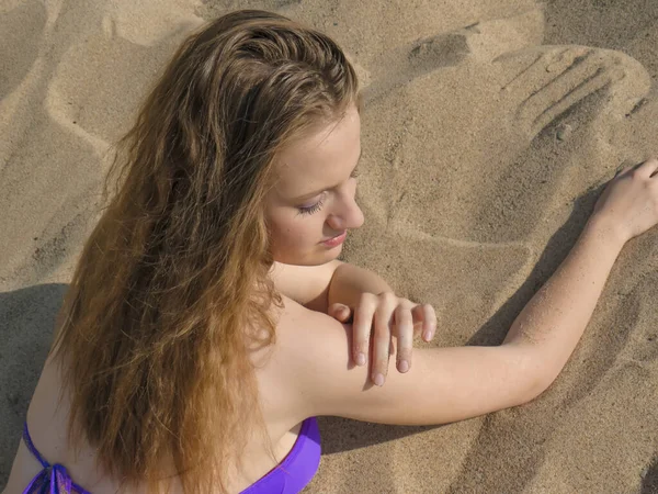 Happy Young Woman Slender Athletic Body Bikini Sunbathing Sand Sea — Stock Photo, Image