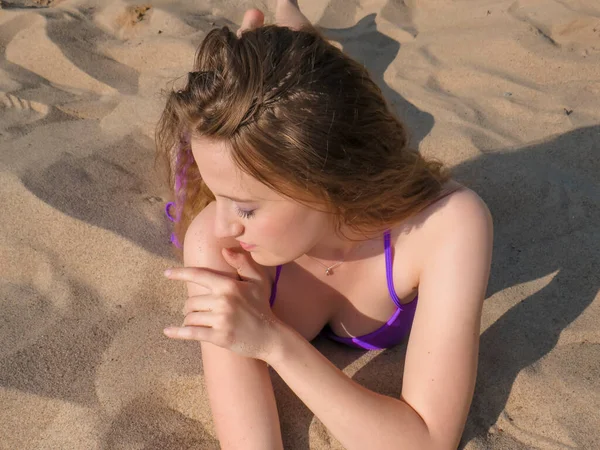 비키니를 여자는 해변의 모래사장에서 일광욕을 해변의 햇볕에 그을리는 바다에서의 과아름다움을 — 스톡 사진