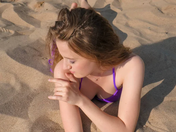 Une Jeune Femme Heureuse Avec Corps Athlétique Mince Bikini Prend — Photo