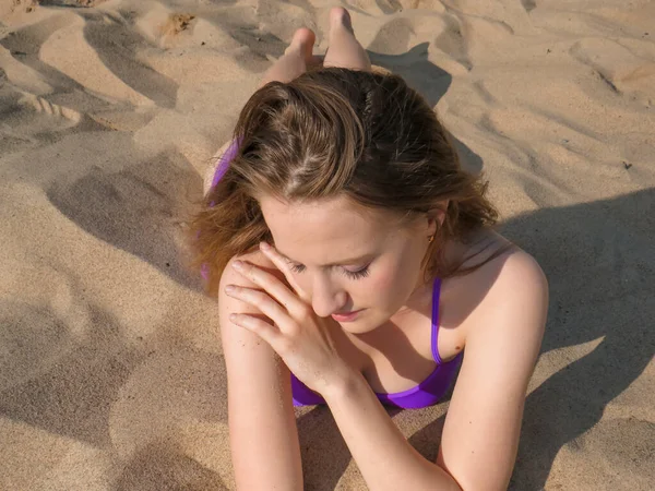 비키니를 여자는 해변의 모래사장에서 일광욕을 해변의 햇볕에 그을리는 바다에서의 과아름다움을 — 스톡 사진