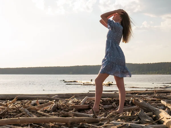 Eine Junge Schöne Barfüßige Frau Mit Schlanken Beinen Einem Sommerblauen — Stockfoto