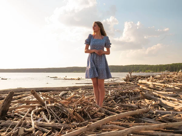 Eine Junge Schöne Barfüßige Frau Mit Schlanken Beinen Einem Sommerblauen — Stockfoto