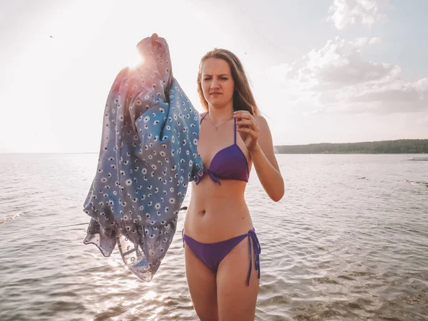 Młoda Atrakcyjna Blondynka Smukłym Ciałem Plaży Zdejmuje Sukienkę Przed Kąpielą — Zdjęcie stockowe