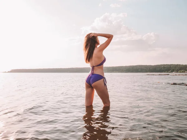 若い魅力的なブロンドの女性は ビーチの休日 海の休日 水泳や日焼け 健康的でアクティブなライフスタイル 屋外レクリエーション 旅行やウォーキングで泳ぐ前に 海のビーチでビキニで細い体を持つ — ストック写真