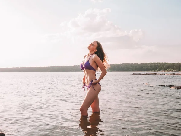 Ung Attraktiv Kvinna Bikini Baddräkt Det Orangefärgade Solljuset Bakgrunden Vattnet — Stockfoto