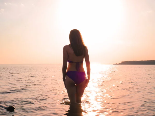 Молодая Женщина Бикини Стройным Привлекательным Телом Пляже Фоне Воды Золотом — стоковое фото