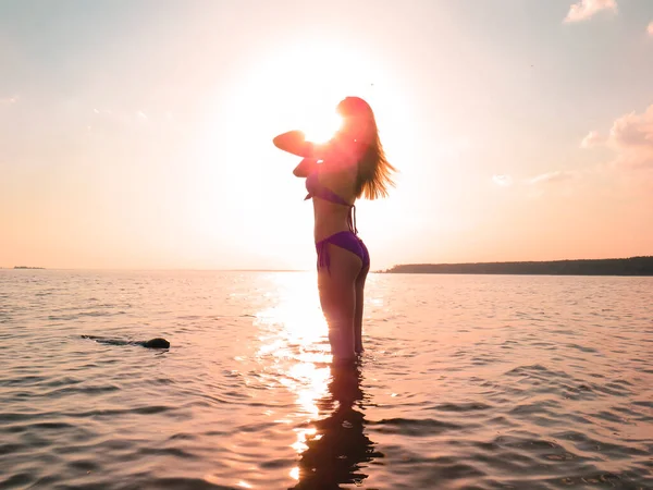 Молодая Женщина Бикини Стройным Привлекательным Телом Пляже Фоне Воды Золотом — стоковое фото