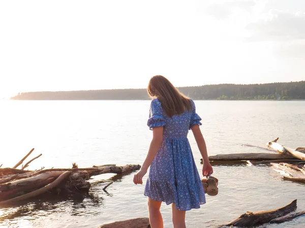 Eine Junge Schöne Barfüßige Frau Mit Schlanken Beinen Einem Sommerblauen — Stockfoto