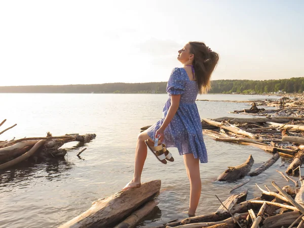 Eine Junge Schöne Barfüßige Frau Mit Schlanken Beinen Einem Sommerblauen — Stockfoto