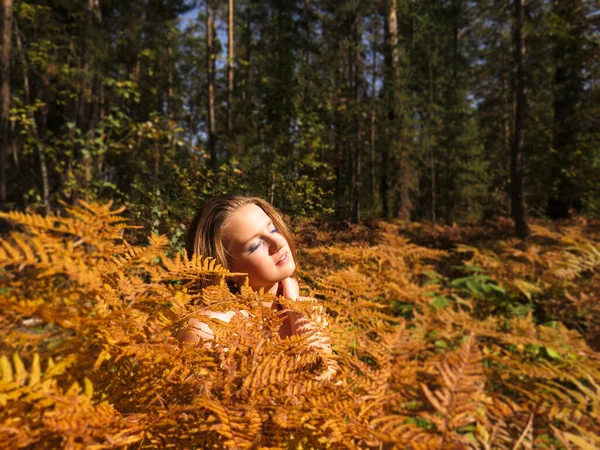 Young Blonde Woman Bare Shoulders Thicket Yellow Ferns Autumn Forest — Stock Photo, Image