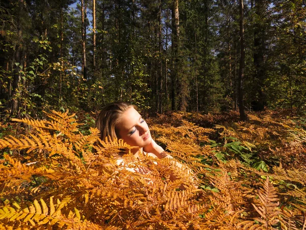 Mladá Blondýnka Holými Rameny Houští Žlutých Kapradin Podzimním Lese — Stock fotografie