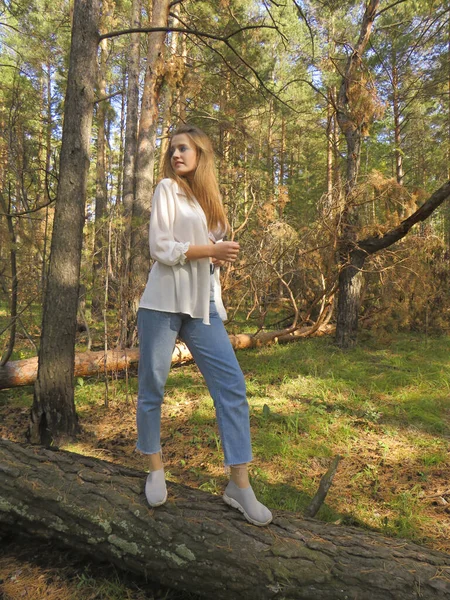 Une Jeune Femme Blonde Chemise Blanche Jeans Bleus Dans Forêt — Photo