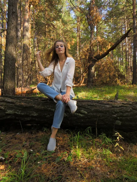 Une Jeune Femme Blonde Chemise Blanche Jeans Bleus Dans Forêt — Photo