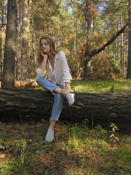Une Jeune Femme Blonde Chemise Blanche Jeans Bleus Dans Forêt — Photo