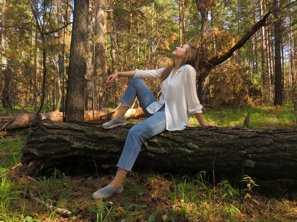 Young Blonde Woman White Shirt Blue Jeans Autumn Forest Fallen — Stock Photo, Image