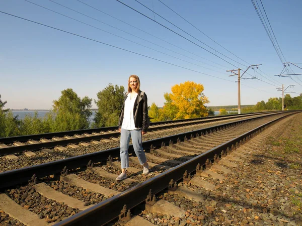 Young Beautiful Girl Dressed Hiking Railway Picturesque Area Autumn Day — Stock Photo, Image