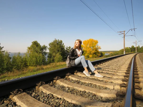 Een Jong Mooi Meisje Gekleed Wandelen Een Spoorweg Een Pittoresk — Stockfoto