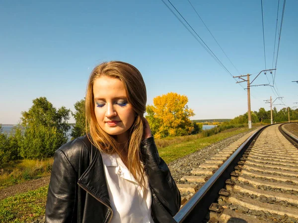 Uma Jovem Menina Bonita Vestida Para Caminhadas Uma Ferrovia Uma — Fotografia de Stock