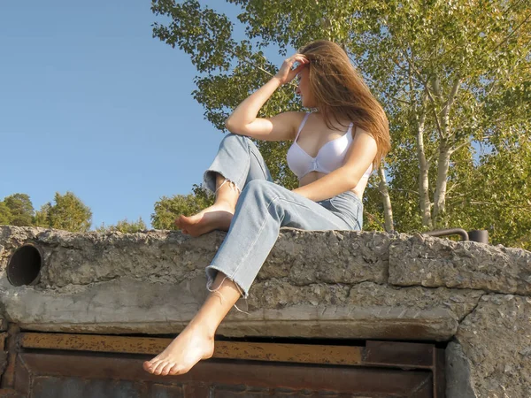 Een Jonge Barefoot Blonde Vrouw Met Los Haar Mooie Borsten — Stockfoto
