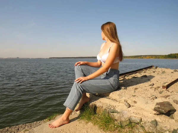 Eine Junge Blonde Frau Barfuß Weißem Und Blauer Jeans Genießt — Stockfoto