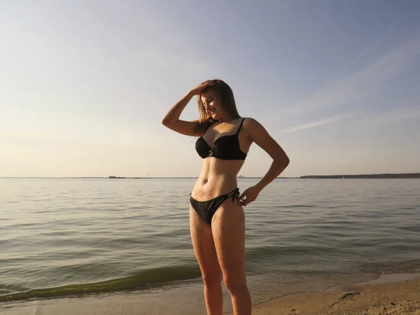 Mulher Loira Jovem Atraente Com Corpo Bronzeado Bonito Biquíni Preto — Fotografia de Stock