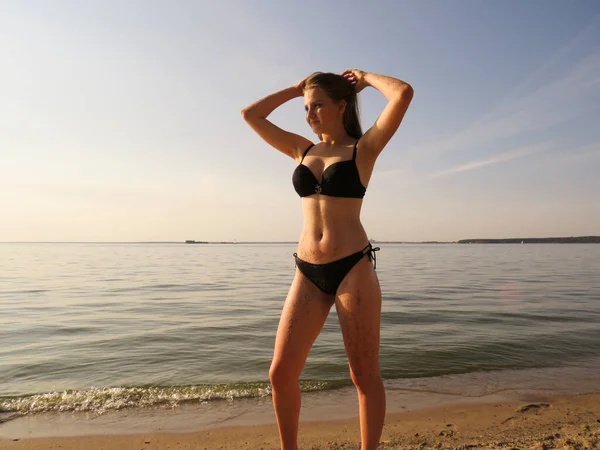 Mulher Loira Jovem Atraente Com Corpo Bronzeado Bonito Biquíni Preto — Fotografia de Stock