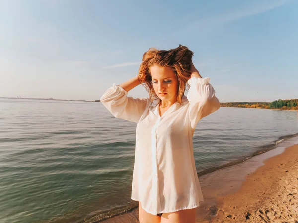 Una Giovane Donna Felice Camicia Bianca Bikini Una Spiaggia Deserta — Foto Stock