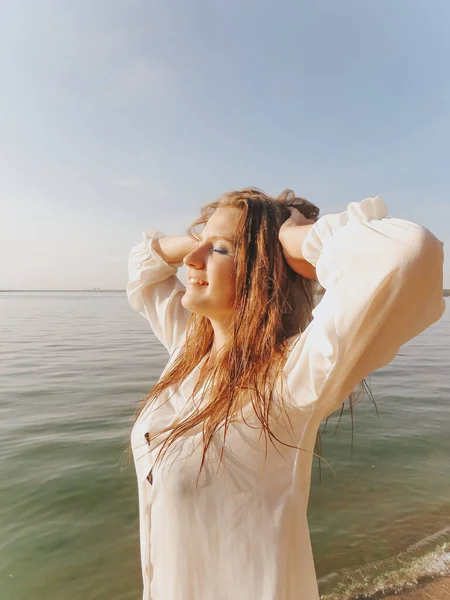 Счастливая Молодая Женщина Белой Рубашке Бикини Пустынном Побережье Закате Мир — стоковое фото