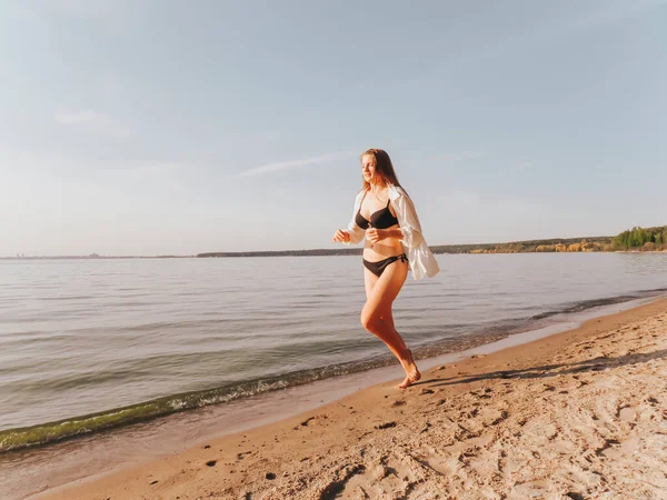 Attraktiv Ung Kvinna Svart Bikini Och Sidenskjorta Med Solbrända Smala — Stockfoto