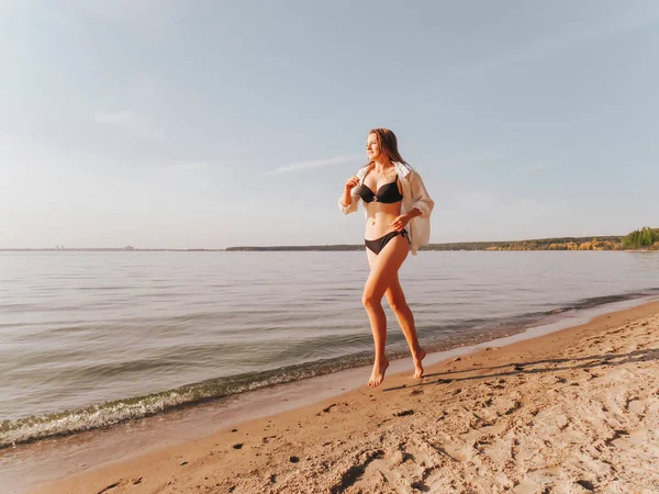 Egy Vonzó Fiatal Fekete Bikiniben Selyemingben Karcsú Cserzett Lábakkal Tengerparton — Stock Fotó