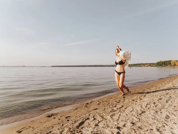 Eine Attraktive Junge Frau Schwarzen Bikini Und Seidenhemd Mit Gebräunten — Stockfoto