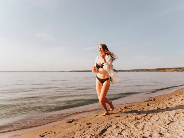 Attraktiv Ung Kvinna Svart Bikini Och Sidenskjorta Med Solbrända Smala — Stockfoto